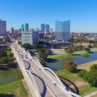 通往沃斯堡市中心的第七街大桥, Texas, 在万里无云的蓝天下 